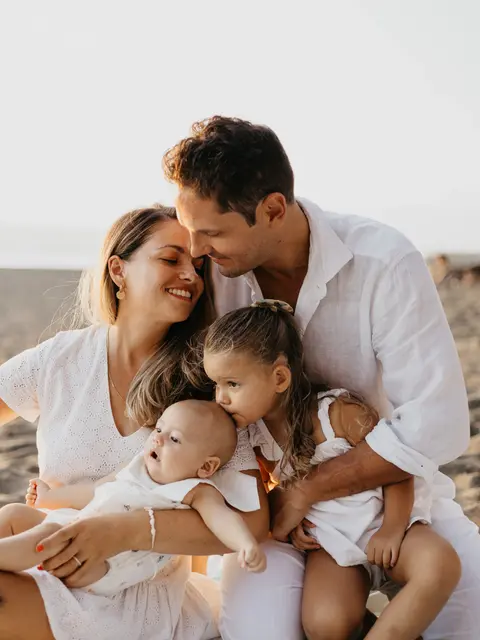 famille qui posent sur une plage, devant l'appareil photo d'une photographe à La Réunion 