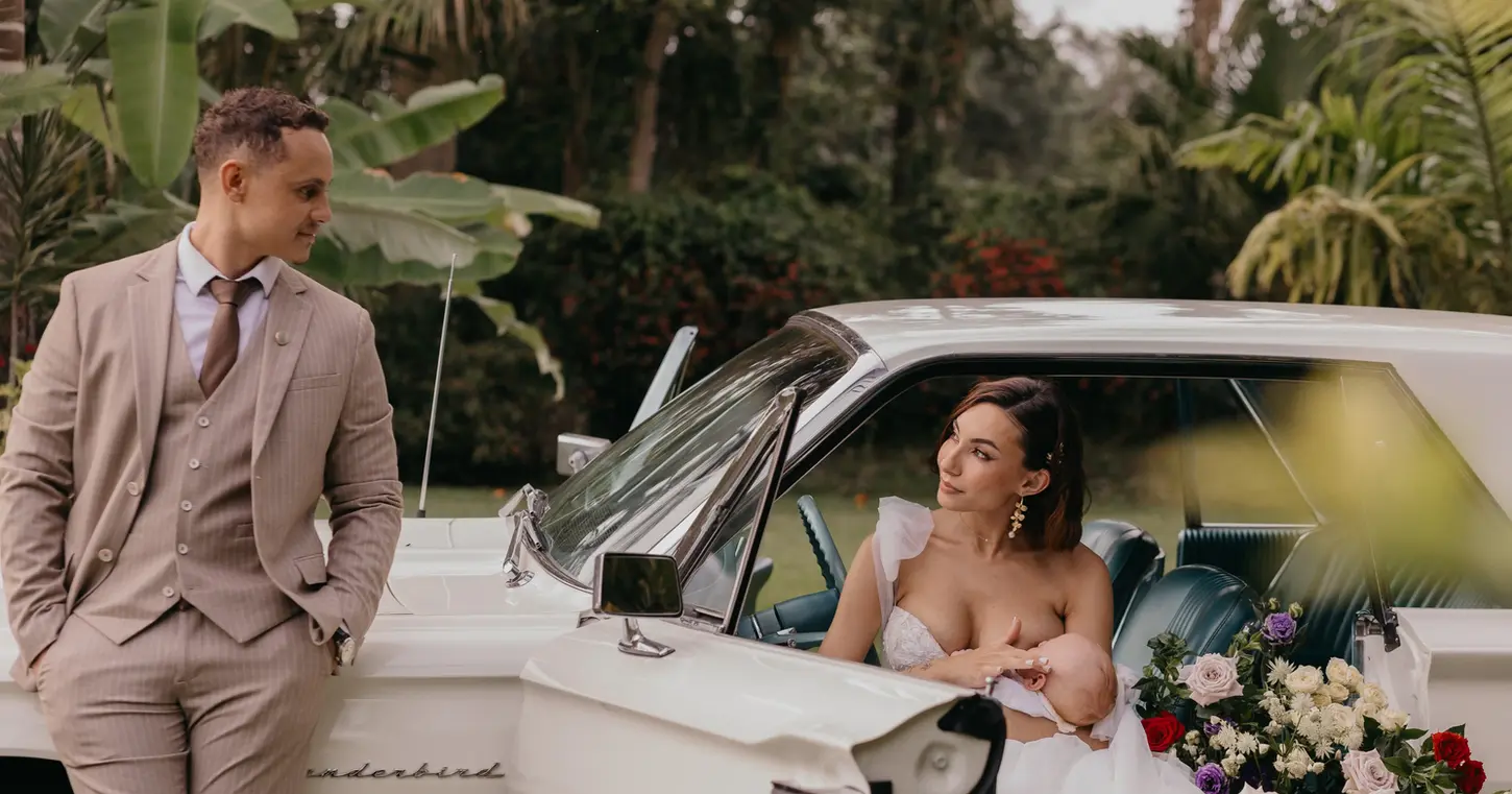 Les mariés sont installés dans la voiture de location de vintage run services à La Réunion pour un shooting photo du rozie festival