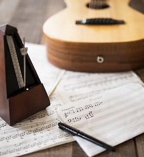 Müzik notaları ve gitar