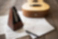 Partituras y guitarra