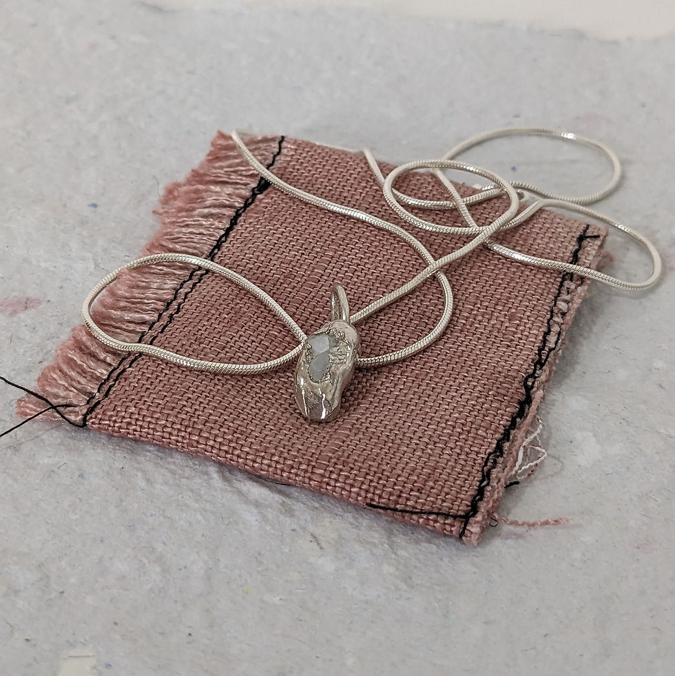 'Grasp Necklace', Gauche