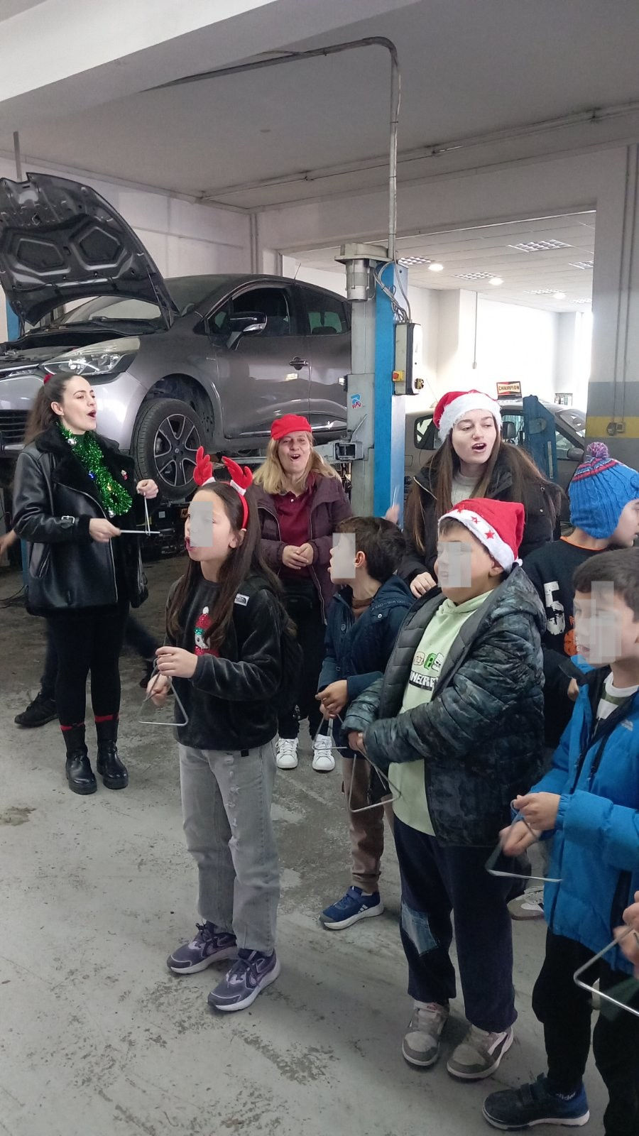 Τρίγωνα, κάλαντα, σκόρπισαν παντού...