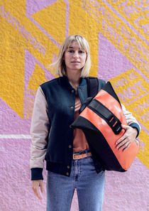ORTLIEB WATERPROOF / Photographer: Lars Schneider / Sportsmodel: Mariella Eisenhauer / Vancouver Pink Alley, wasserdichte Fahrradtasche