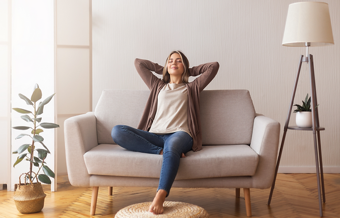 Femme très détendue sur son canapé à son domicile