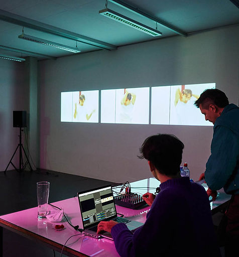 Kunstraum Lakeside invita a artistas y profesionales de la cultura a participar en su programa 2022 con su propia "Declaración". La convocatoria está abierta a formatos performativos que se relacionen con el tema anual de Kunstraum - este año, 'A Sense of Relatedness' - y que experimenten con modos de representación en las artes visuales, en el contexto de una institución en la interfaz entre arte, ciencia, y Tecnología. Se dispone de tres días de producción para la realización de cada 'Statement' ("Declaración").