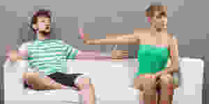 Image d'une femme se disputant avec un homme, sur un canapé