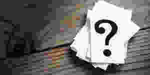 Photo de cartes portant des points d'interrogation