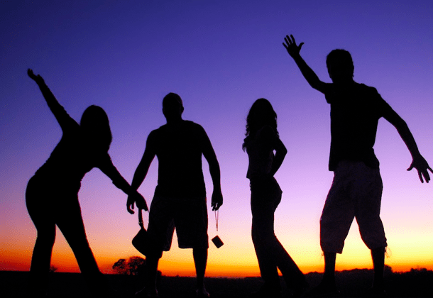 Silhouettes d'un groupe de quatre personnes sur fond nocturne