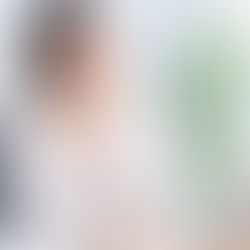 肩こりを感じ、困っている女性