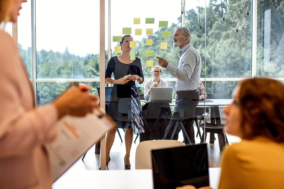 Eine Gruppe arbeitet mit Post-it in einem Sitzungsraum
