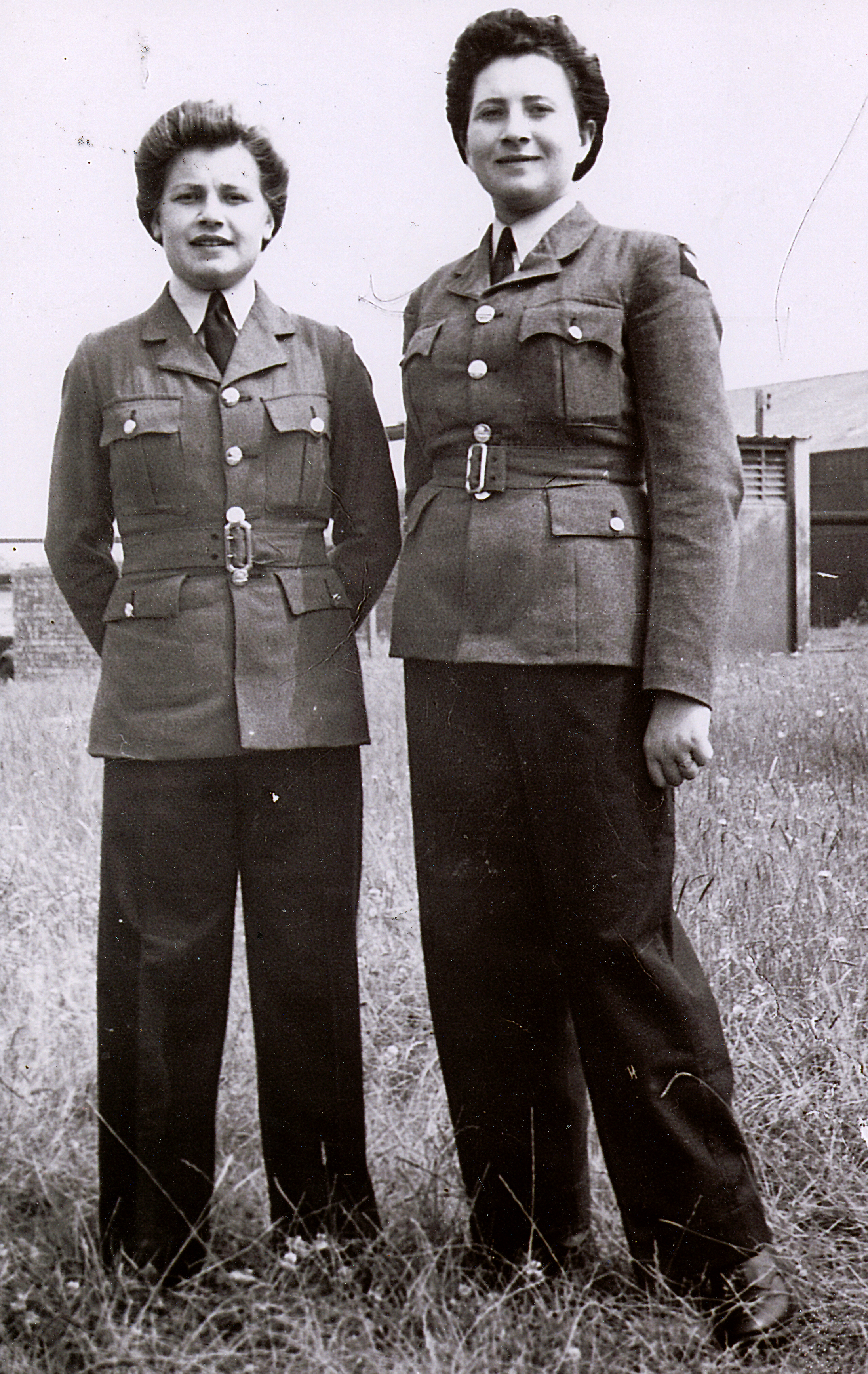 05 1945 WAAF Makowska and friend