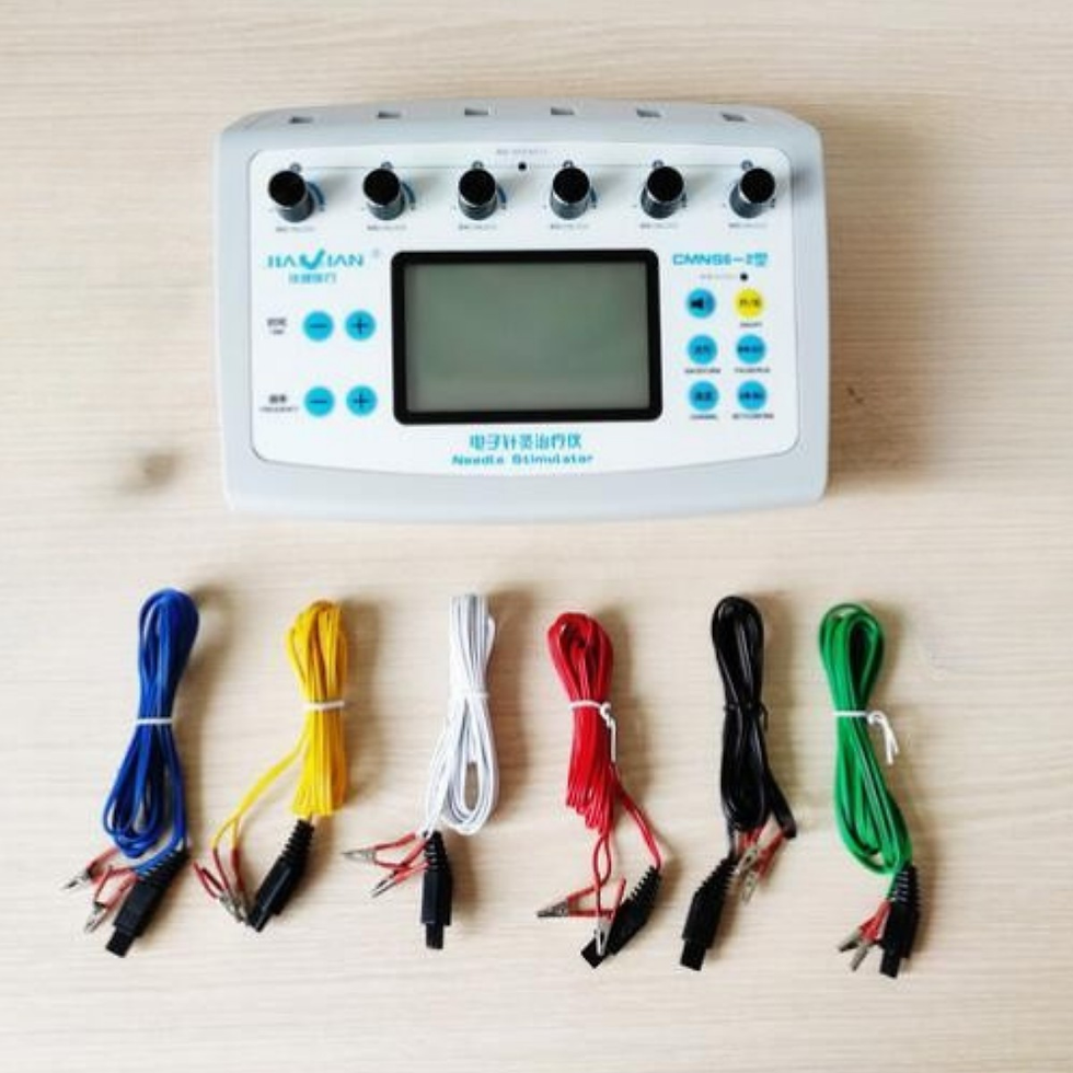 Maxi Elektro Akupunktur Cihazı ana ünitesi ve 5 farklı renkteki elektrot bağlantı kabloları