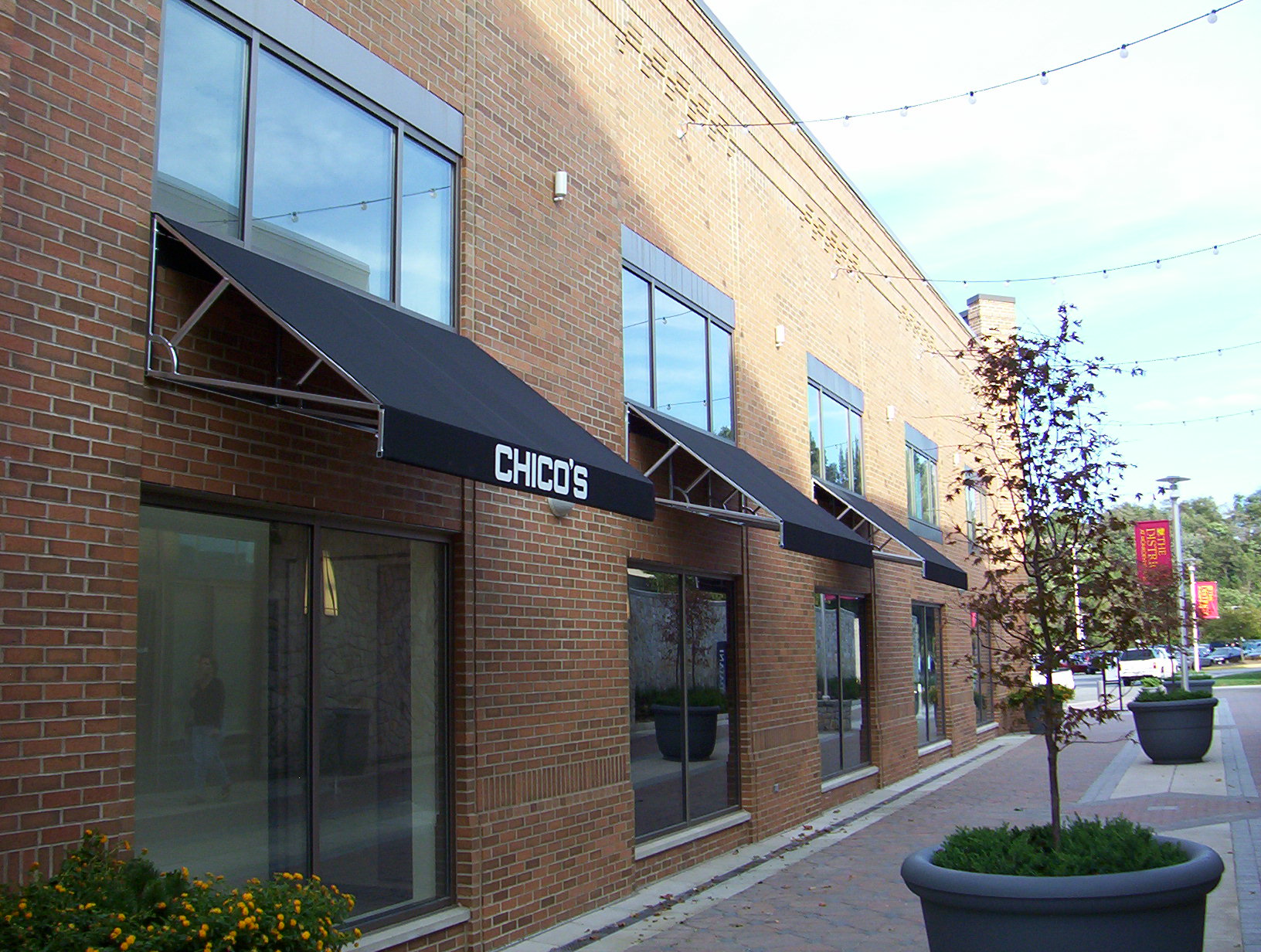 Commercial laurelawnings