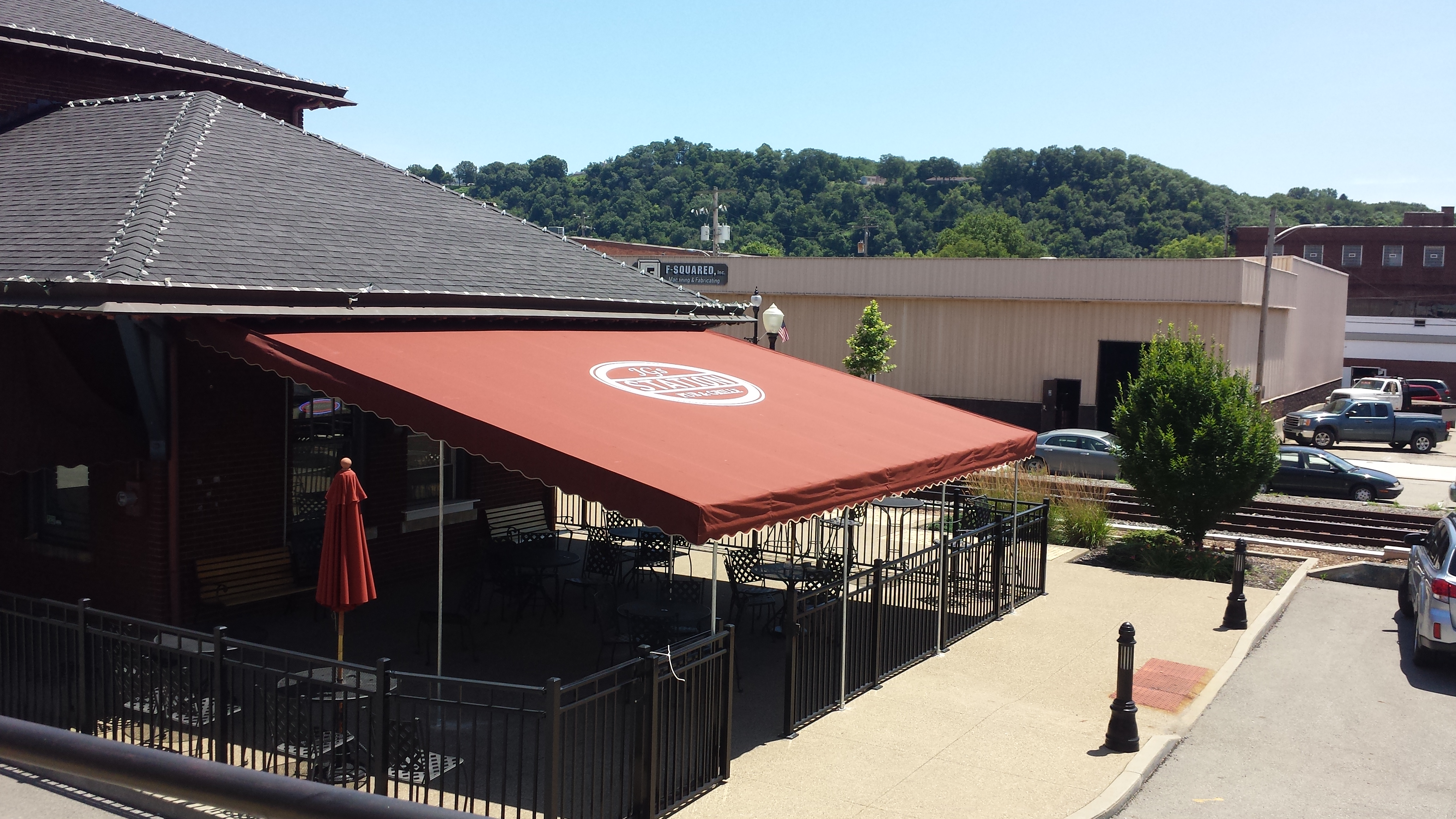 Commercial laurelawnings