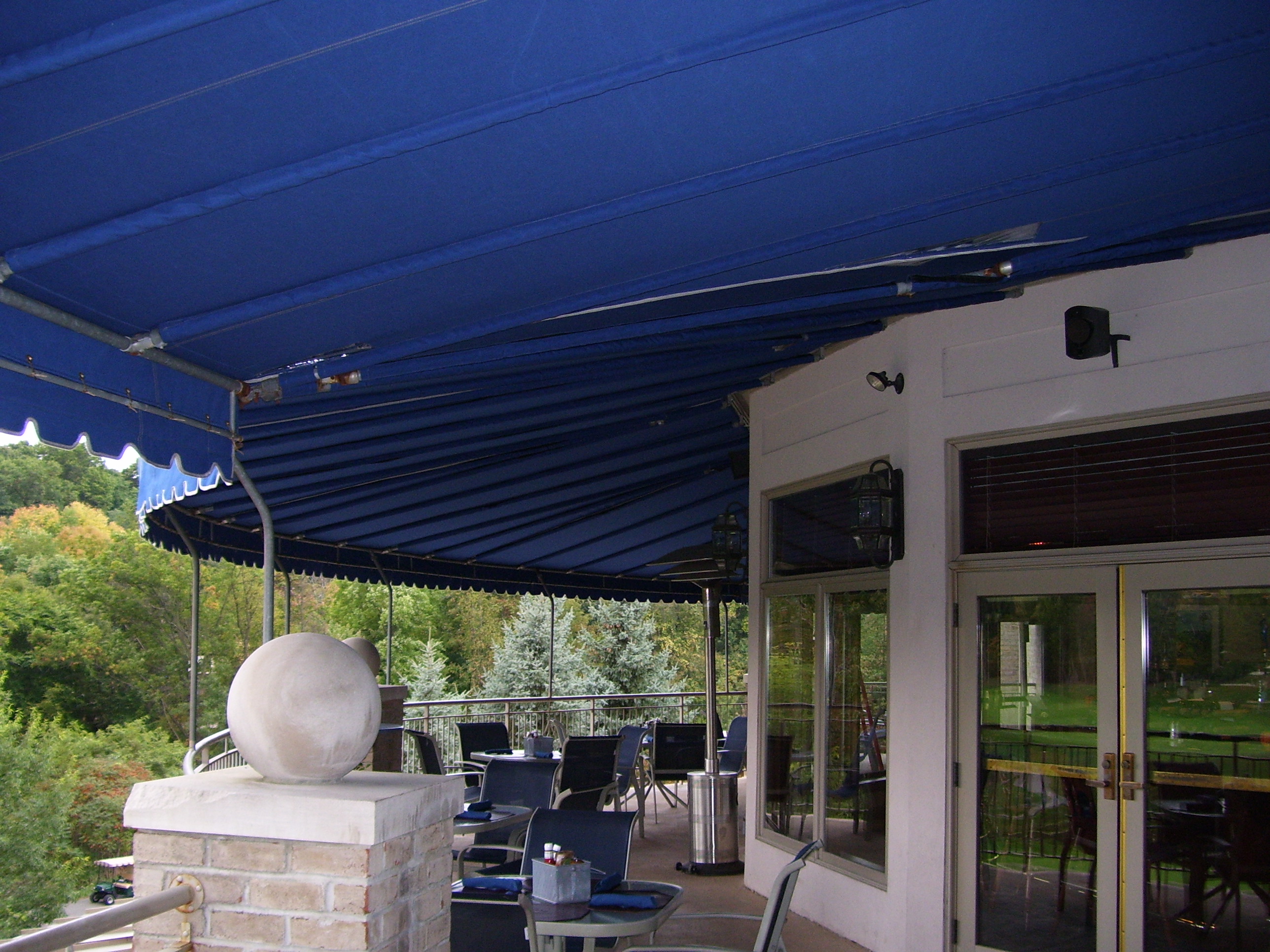 Commercial laurelawnings