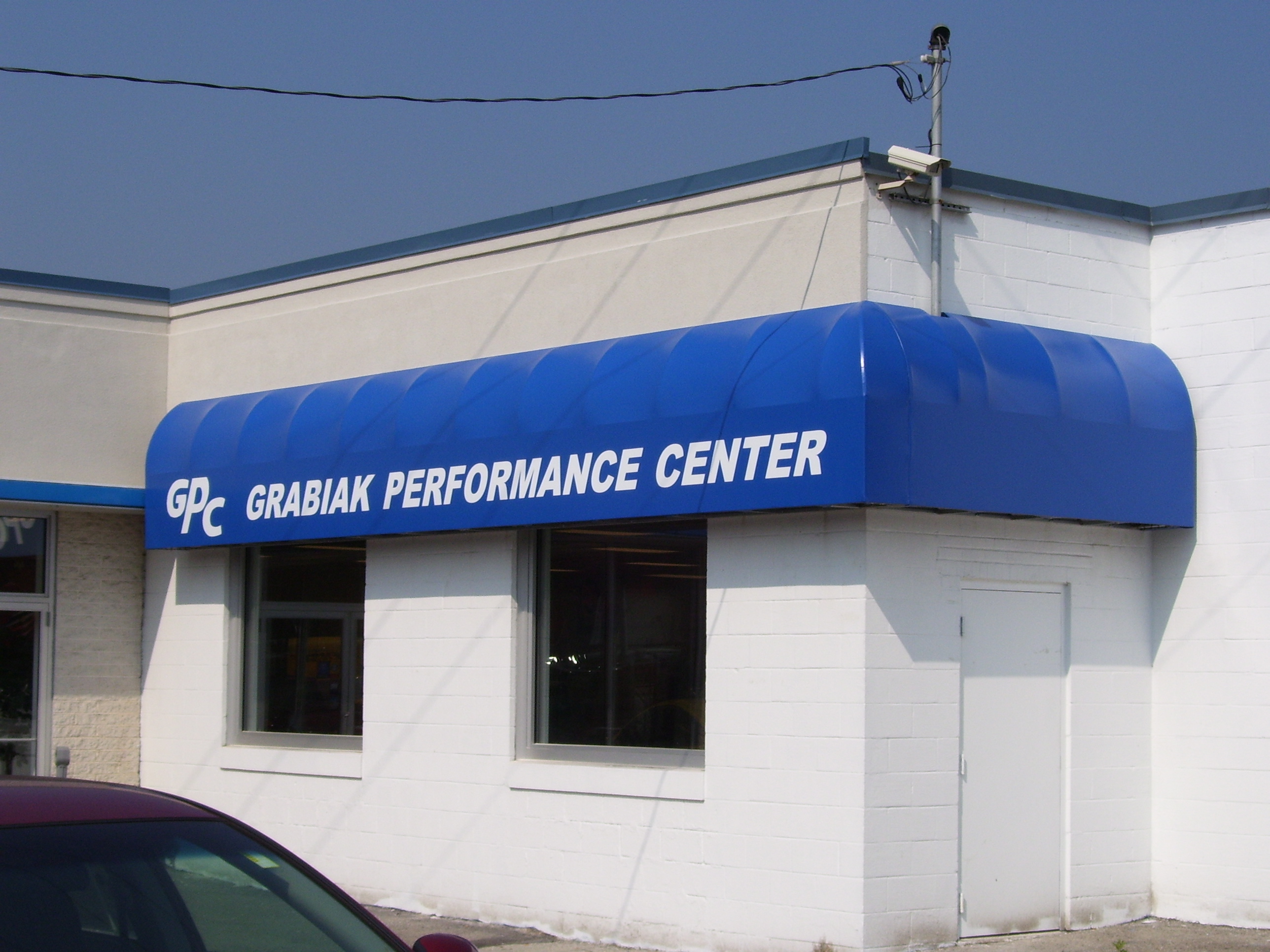 Commercial laurelawnings