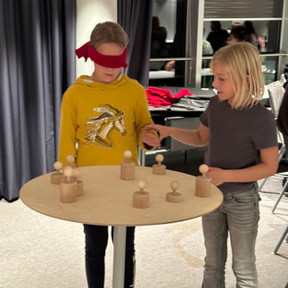 Zwei Kinder spielen SysTeam