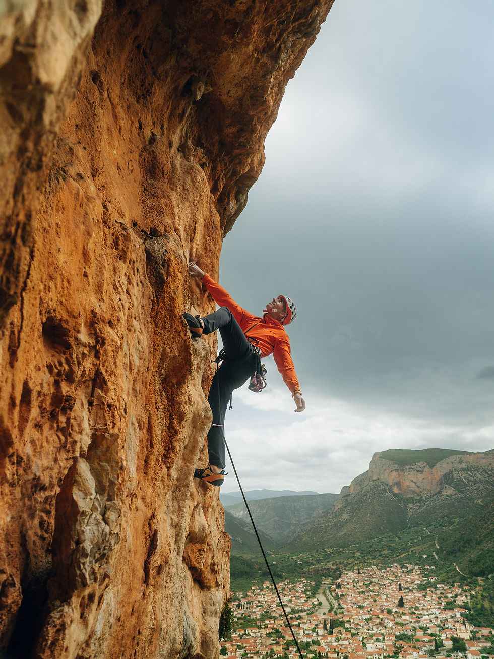 kostas grafanakis resting with a heelhook before the hard climb starts