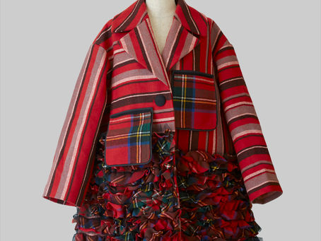 華やかに暖かく Stripe Red Coat のご紹介