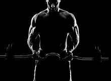 Junger muskulöser Mann