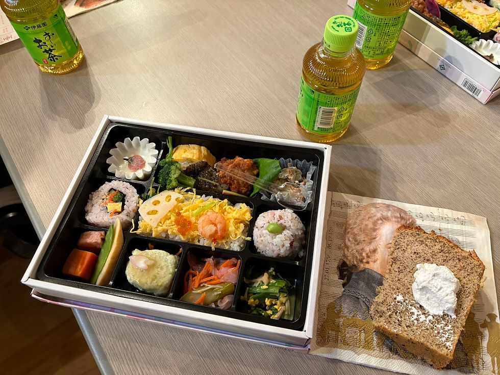 昼食は春らしいお弁当とメンバー手作りのシフォンケーキ