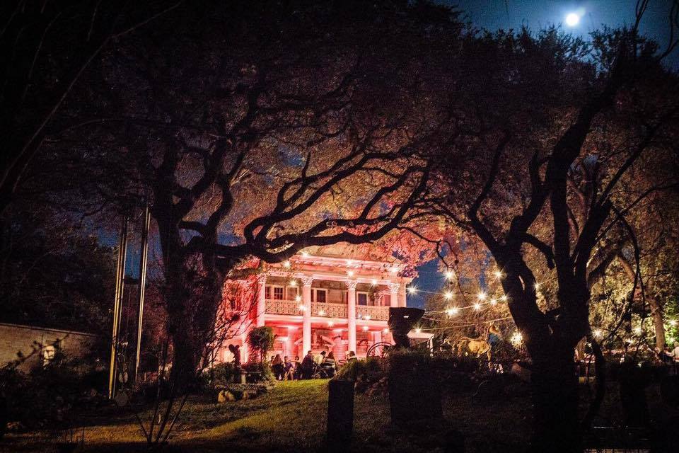 Exterior of Victoria's Black Swan Inn, an 1867 mansion on Holbrook Road in San Antonio, Texas