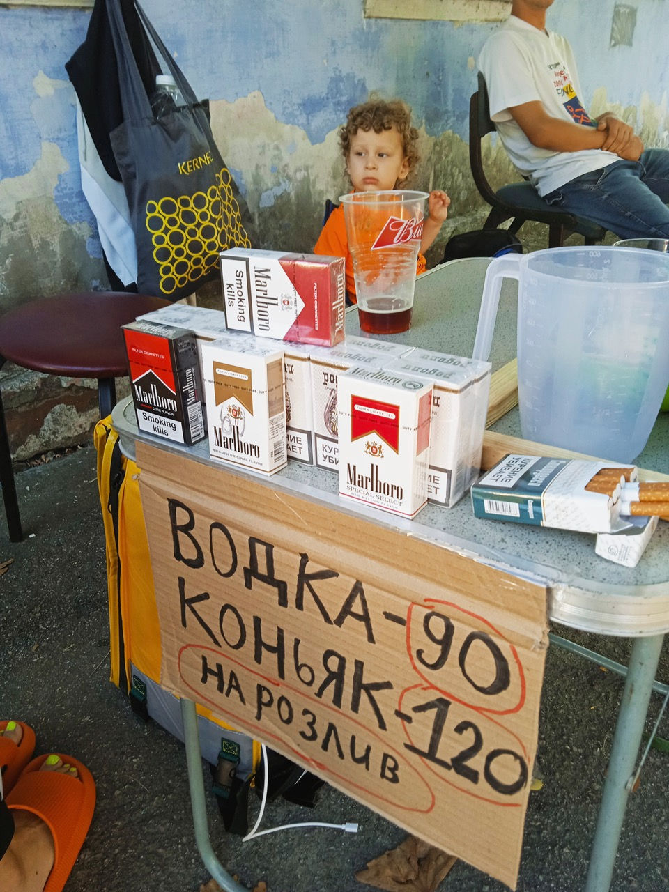 Уличная торговля поддельными табачными и алкогольными изделиями, июль 2022 года, фото Н.Гоманюка