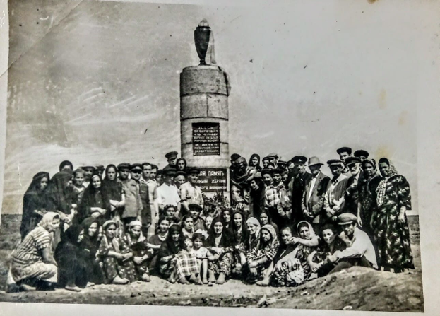 Рис. 2. Памятник в Богдановке. 1961. Фото мая 1961.