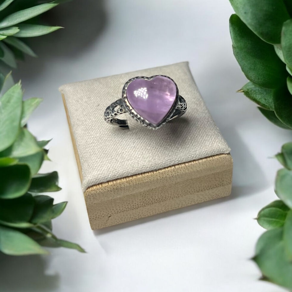 Miniatura: Heart-Shaped Gemstone Rings: Love, Passion & Healing in Every Stone