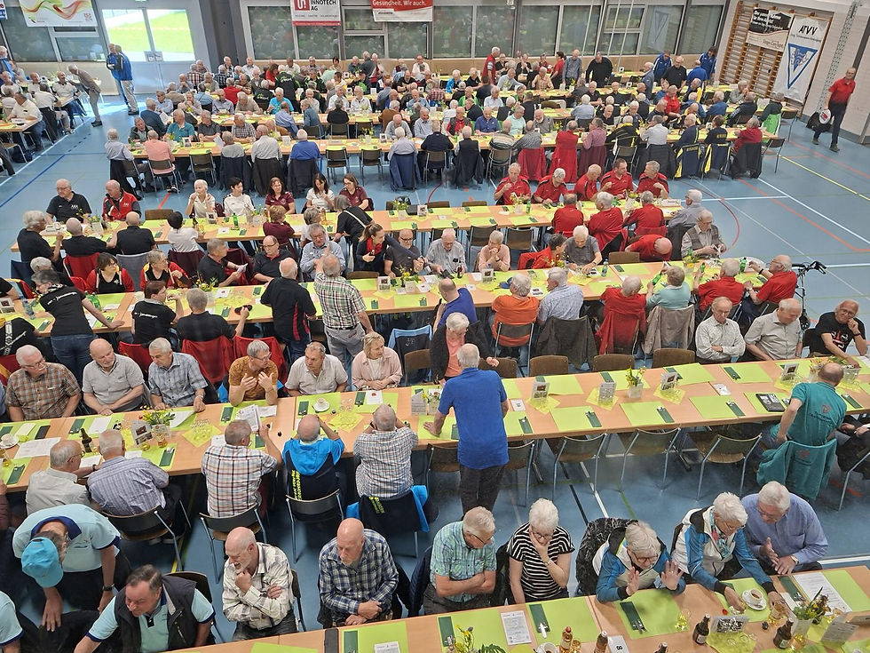 Blick in die Halle mit einem Teil der Untersiggenthaler am untersten Tisch.
