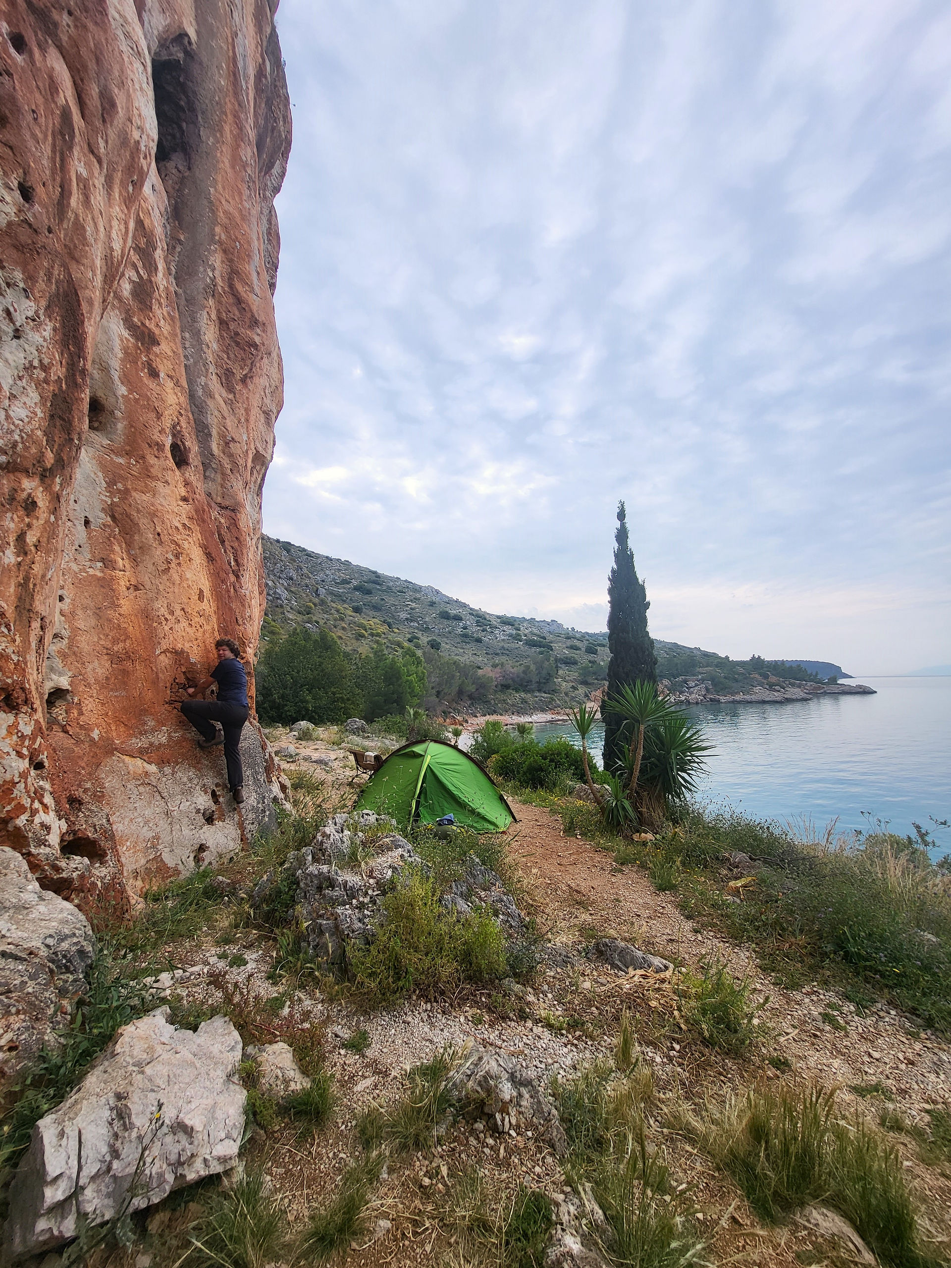Ein fantastischer Zeltplatz an der Steilküste direkt am Meer auf dem Peloponnes zwischen Tolo und Nafplio. 
