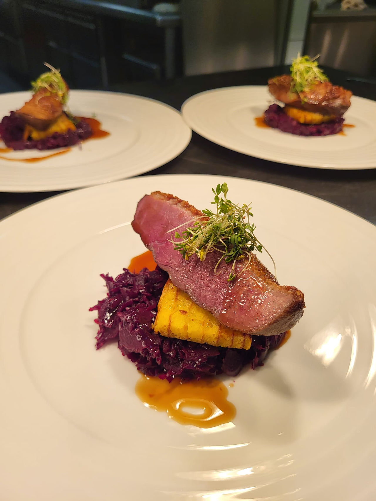 Rinderrücken mit Rotkohl und Polentaschnitte