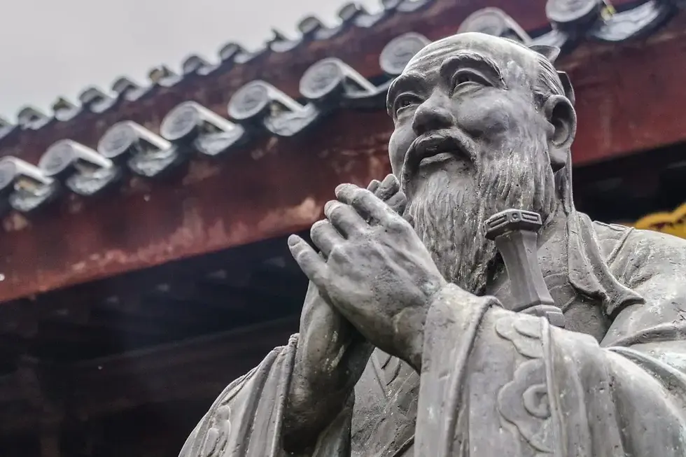 Escultura do pensador localizada em Dacheng Hall