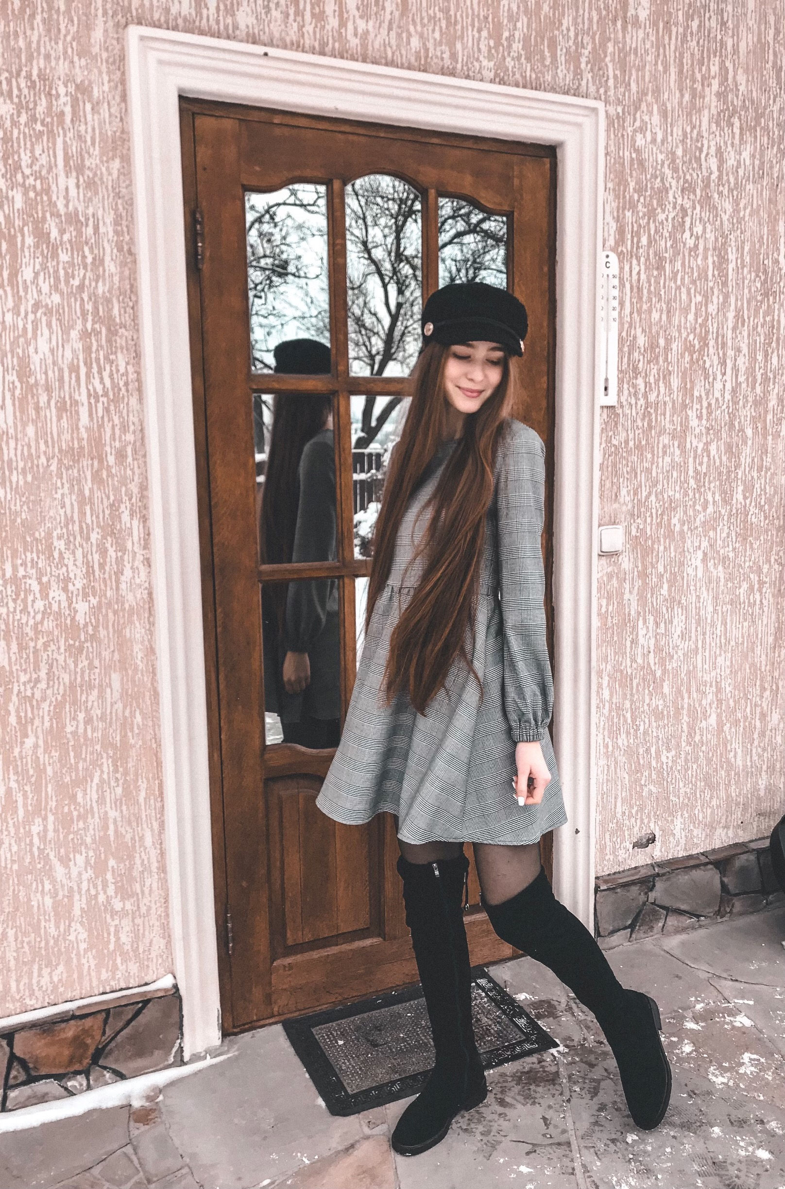 Платье черно-белое в клетку с длинным рукавом