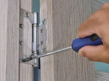 mrh-blog-tightening-door-hinge_edited.jp