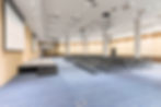 Sala de eventos do Wyndham Ibirapuera com estrutura moderna, cadeiras confortáveis e iluminação profissional.