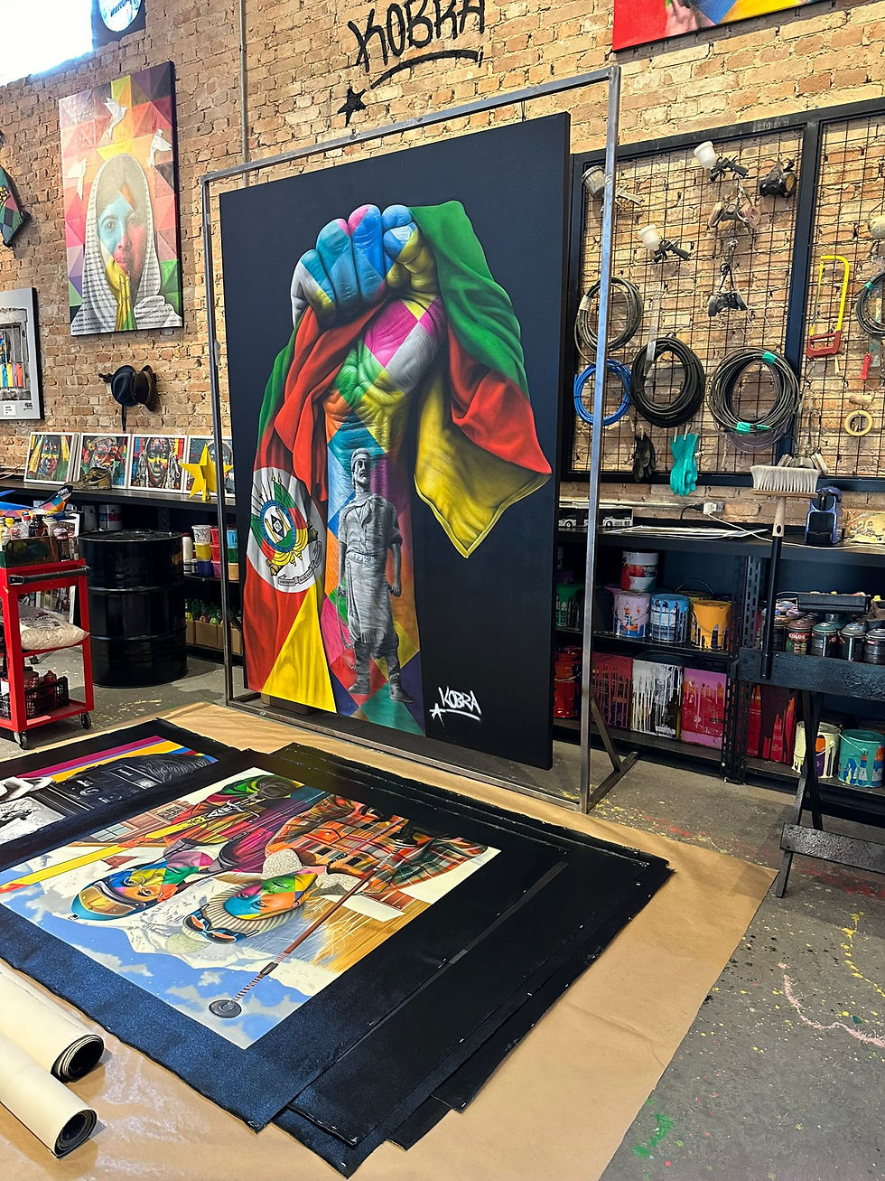 Estande colorido em feira de arte – Espaço de exposição com obras contemporâneas e itens de design em destaque.