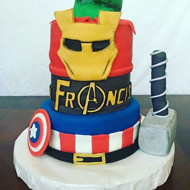 Torta de los Avengers 💪🎂👌👏 definitivamente una torta superpoderosa #superheroes #tortas #fiesta