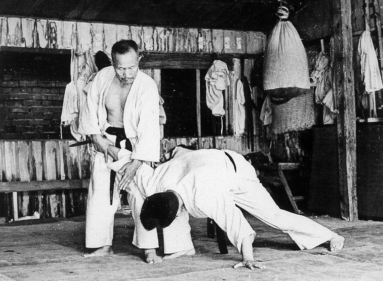 Grand Master Choi Demonstrating Ikkyo