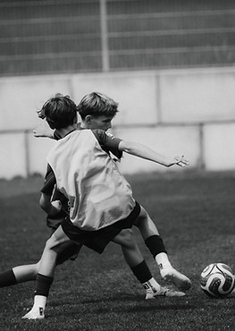Baller Camp Kinder beim Fußballspielen