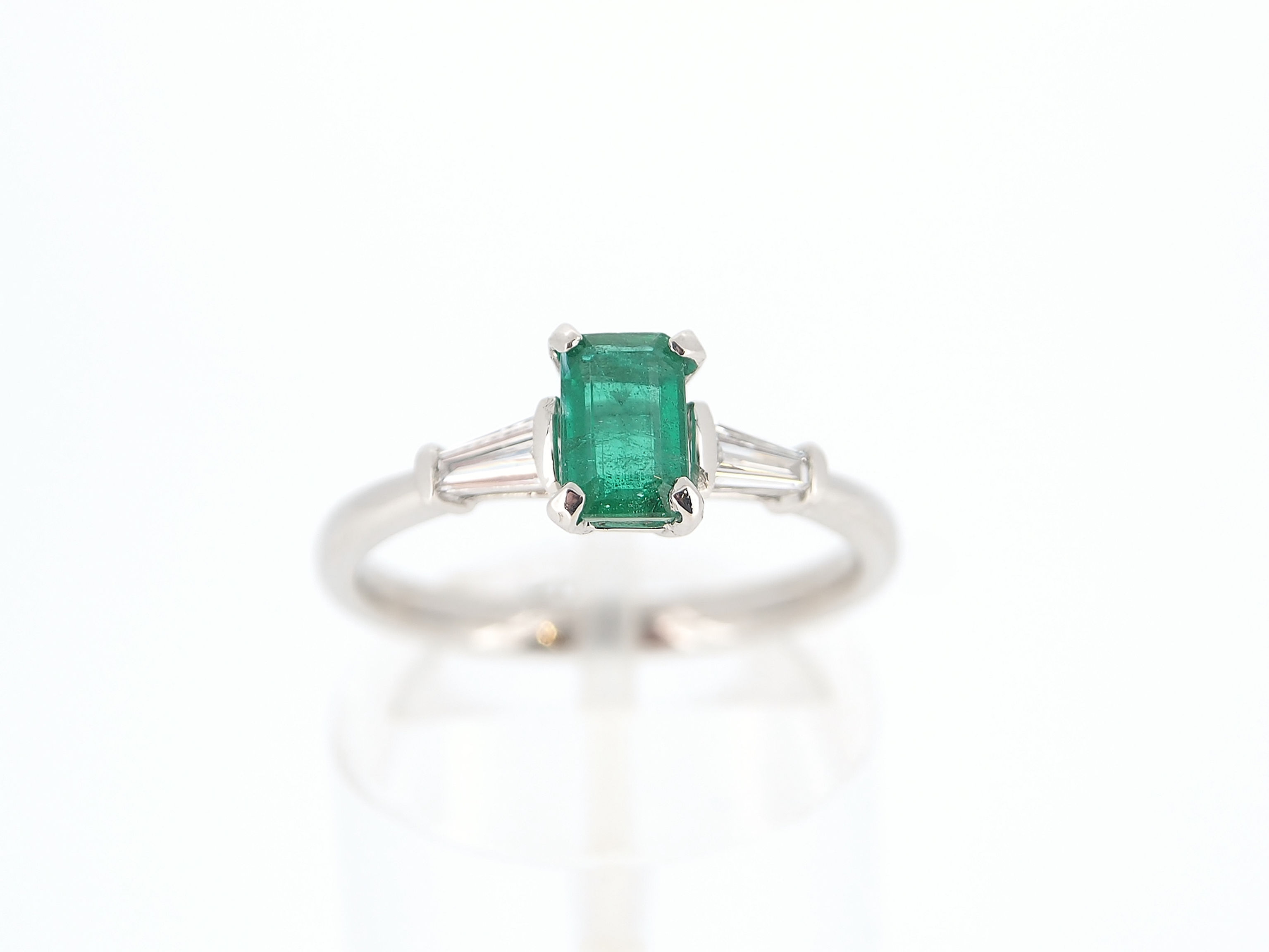 Emerald single stone ring with Baguette cut diamond shoulders.