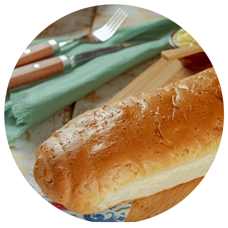 pão de côco em cima de uma mesa posta de café da manhã