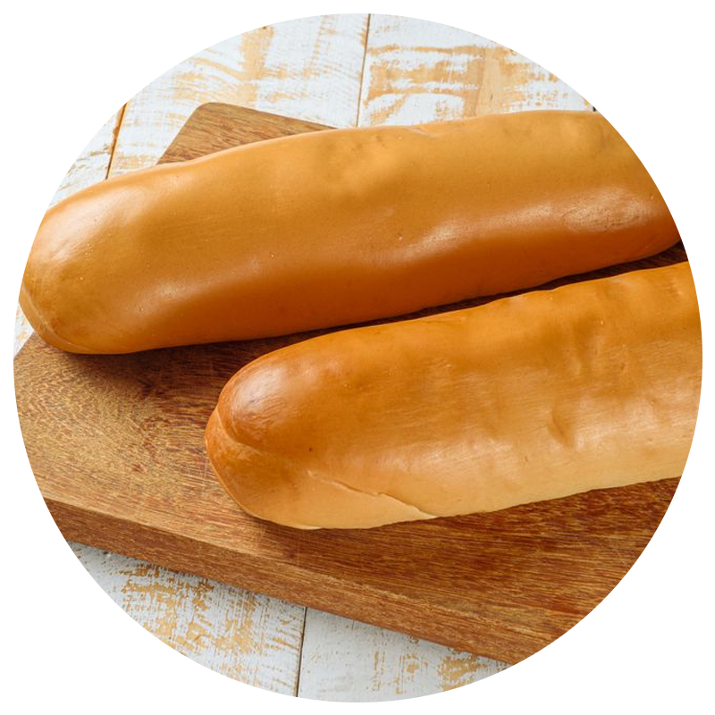 pão de leite em cima de uma tábua de madeira