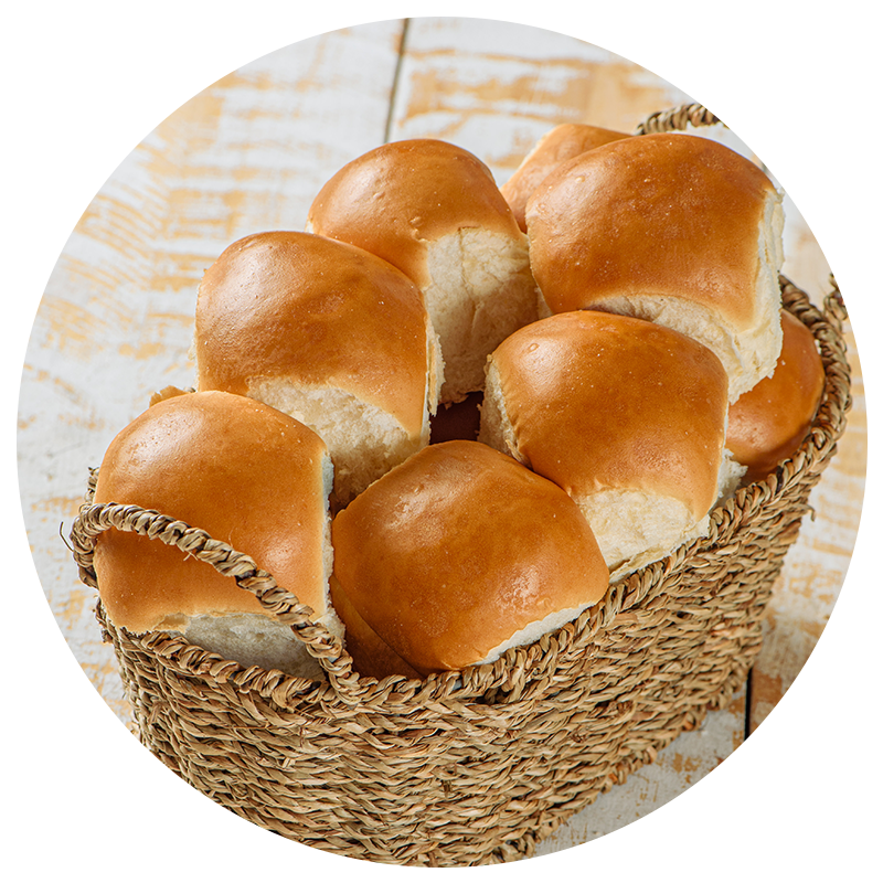 pão bola delicioso dentro de uma cesta de vime