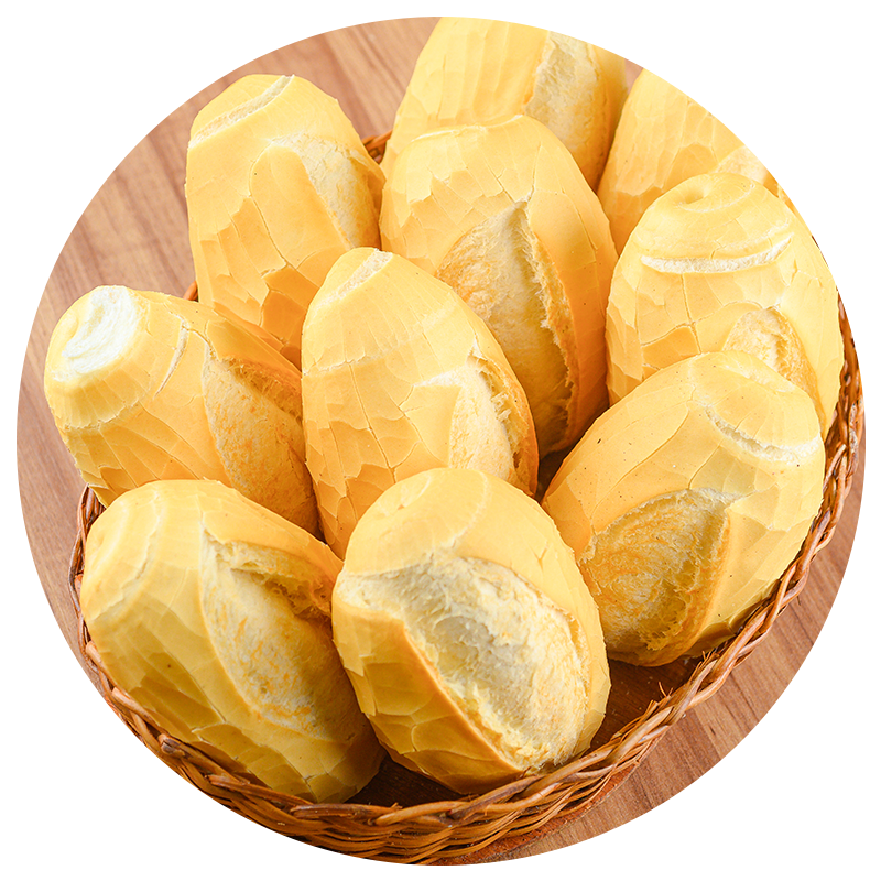 pão francês quentinho dentro de uma cesta de vime