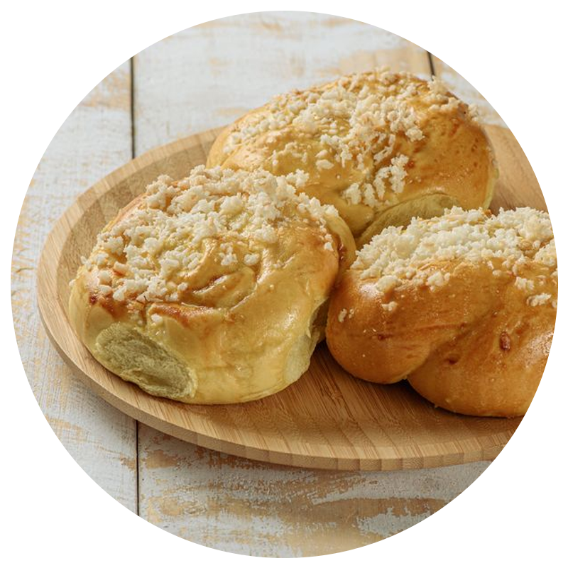 pão doce delicioso em cima de um prato de cerâmica marrom