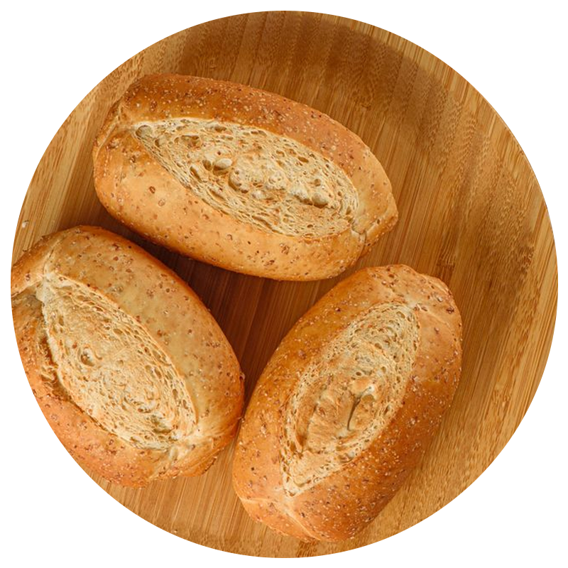 pão francês integral dentro de uma cesta de vime