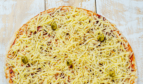 pizza derretendo de mussarela, cheia de queijo derretido