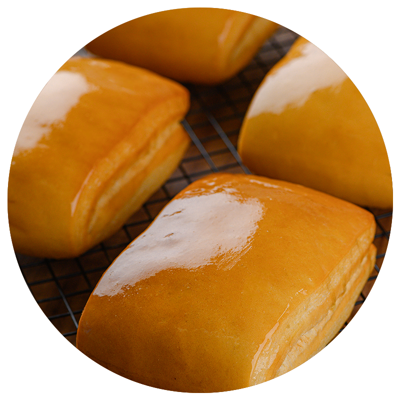 Pão carteira quentinho e brilhando dentro de uma cesta de vime