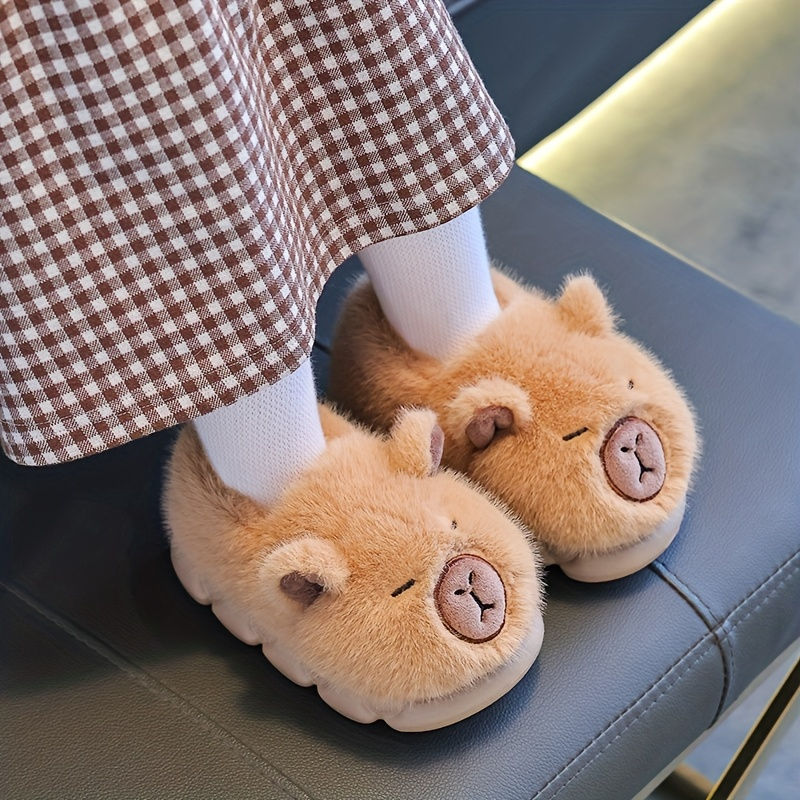 Miniatura: Pantufa Infantil Capivara de Inverno – Conforto e Fofura para os Pequenos